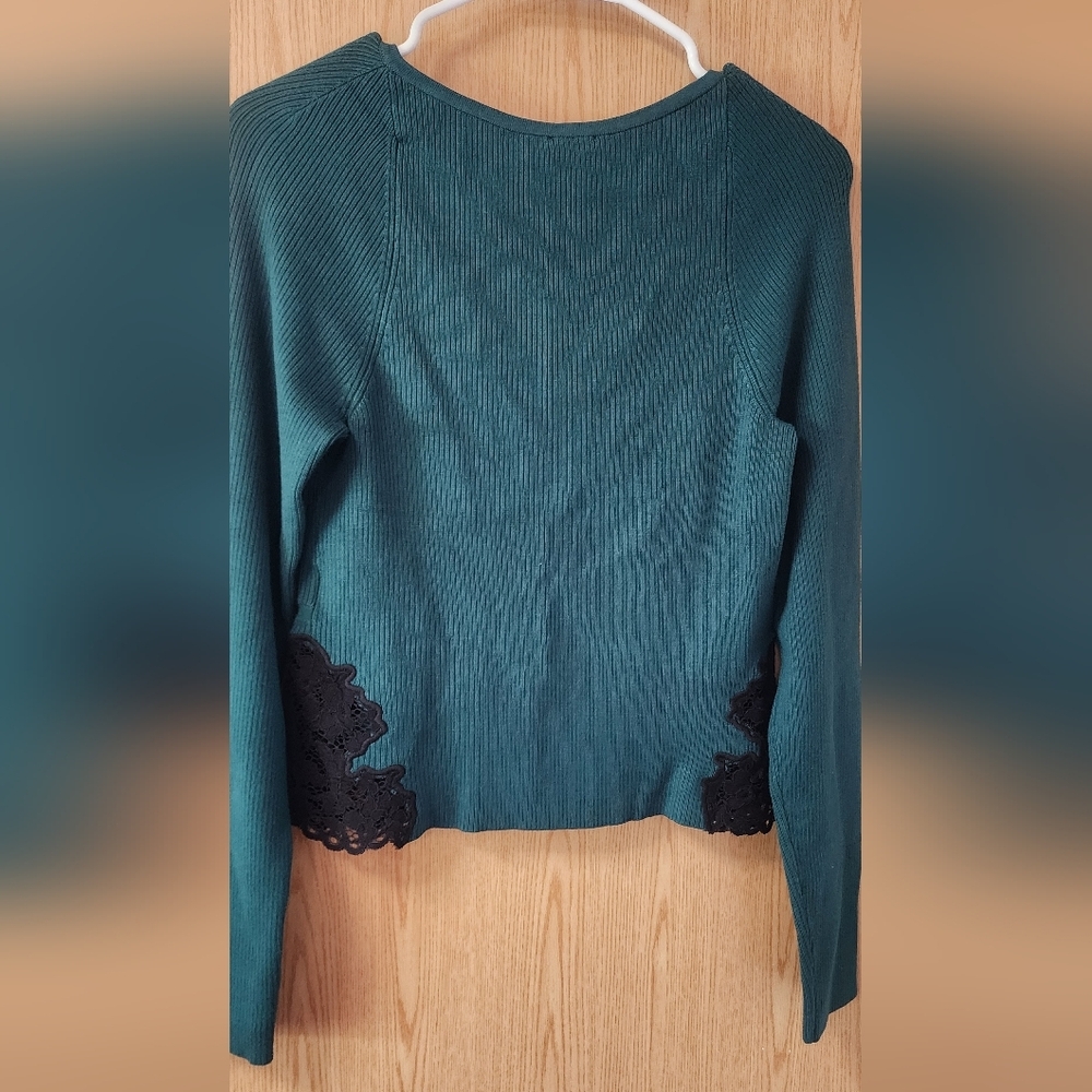 Express Green and Black Flutter Sleeve Crop Blouse - Picture 2 of 6